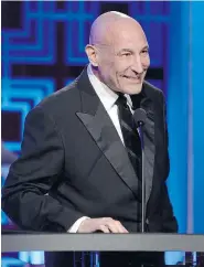  ?? ALBERTO E. RODRIGUEZ/Getty Images ?? Sam Simon accepts a 2014 Writers Guild awards for his community service. At various points in his career, Simon was a director, producer, writer, boxing manager andphilant­hropist.