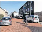  ?? FOTO: HOLGER HINTZEN ?? Dieser Abschnitt der Wevelingho­ver Straße soll künftig zur Fahrradstr­aße werden.