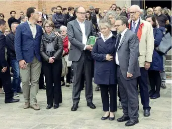  ?? (Bergamasch­i) ?? La cerimonia I genitori ( i primi due da destra) ai funerali del figlio Domenico Maurantoni­o, morto a 19 anni a Milano