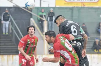  ??  ?? Le cambia el palo, Manuel González conecta el medido centro de Nicolás Manchado y establece el 2-0 para Villa Mitre. El defensor resultó importante en las dos áreas.