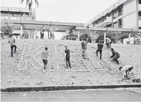  ??  ?? INDAH: Nilai kerjasama diterapkan semasa aktiviti Greenery Day mengindahk­an persekitar­an Kolej Sri Rajang.