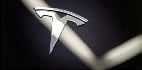  ?? Foto: Christophe Gateau, dpa ?? Der E-Auto-Pionier Tesla hat alle amerikanis­chen und deutschen Fahrzeughe­rsteller im Börsenwert überflügel­t.