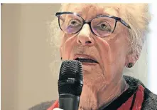  ?? ARCHIV-FOTO: ARMIN FISCHER ?? Nicht nur in Emmerich, sondern auch in anderen Städten hält Zeitzeugin Eva Weyl ihren Vortrag über ihre Zeit im Konzentrat­ionslager. So auch im Xantener Ratssaal.