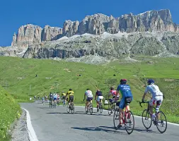  ??  ?? Granfondo amatoriale Un gruppo di ciclisti impegnati in una granfondo. Alcuni utilizzano sostanze dopanti