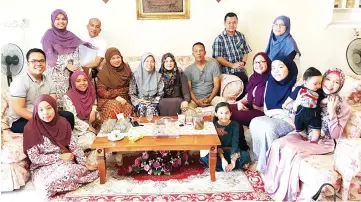  ??  ?? Hamisa with the family of teacher Roslinda Landang in Tawau during the Hari Raya visit.