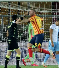  ??  ?? In azione
Nella foto un momento della gara vinta per 2-1 dal Lecce contro la Lazio