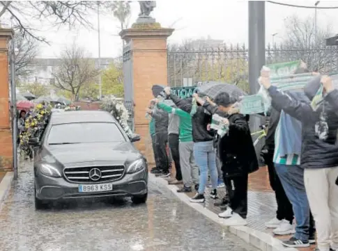  ?? // VÍCTOR RODRÍGUEZ ?? Seguidores del Betis, en la puerta de entrada del cementerio de San Fernando