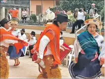  ?? FABRICIO CRUZ / EXPRESO ?? Bailes. En el acto los grupos de danzas lucieron sus trajes autóctonos.