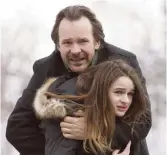  ??  ?? Jay (Peter Sarsgaard) et sa fille Kayla (Joey King). - Gracieuset­é