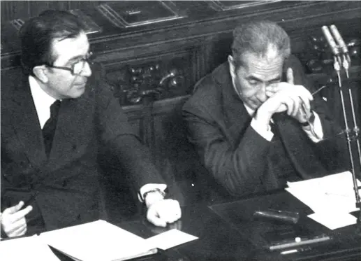  ??  ?? Prima Repubblica
L’allora presidente del Consiglio Aldo Moro (a destra) con il ministro al Bilancio e alla Programmaz­ione economica Giulio Andreotti alla Camera nell’aprile ‘76