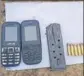  ?? HT PHOTO ?? The two mobile phones, a magazine of a pistol, six live cartridges and the contraband recovered by the BSF from the Indo-pak border in Tarn Taran on the intervenin­g night of Friday and Saturday.