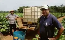  ??  ?? Genciano Riveros (à esq.), que planta tabaco na região de Choré, no Paraguai