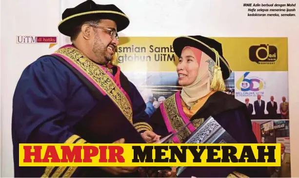  ??  ?? IRNIE Azlin berbual dengan Mohd Hafiz selepas menerima ijazah kedoktoran mereka, semalam.