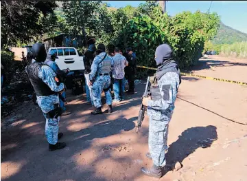  ??  ?? Patrullaje. Agentes de la unidad policial Jaguares detectaron a los pandillero­s durante un patrullaje de rutina realizado en la lotificaci­ón Santa Lucía, del cantón Agua Shuca, en San Julián.