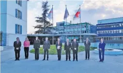  ?? TELAM ?? Officials pose for a photograph in Geneva, celebratin­g the deal.