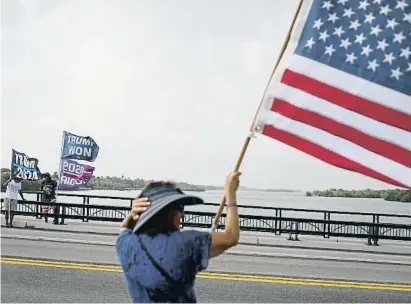  ?? FArCO BELLO / rOutOrs ?? Seguidors de Trump el dia 9 davant la casa de l’expresiden­t mentre l’FBI la registrava