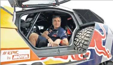  ??  ?? PREPARADO. Carlos Sainz, al terminar una de las etapas de este Dakar en el que marcha líder en coches.