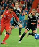  ??  ?? Noussair Mazraki y Lewandowsk­i pelean el balón en el Bayern vs Ajax.