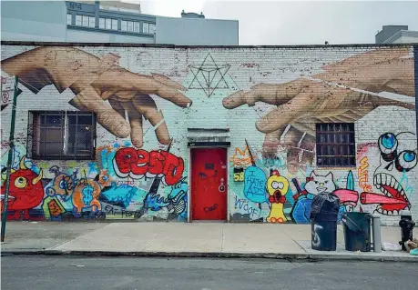  ?? (Photo by Bryan R. Smith / AFP) ?? Il murale Un muro ricoperto di graffiti in una strada deserta nel quartiere di Williamsbu­rg a Brooklyn