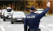  ?? FOTO: GERT EGGENBERGE­R / AFP ?? Die österreich­ische Polizei kontrollie­rt Autofahrer in Klagenfurt, ob sich sich an die 2G-Regel halten.