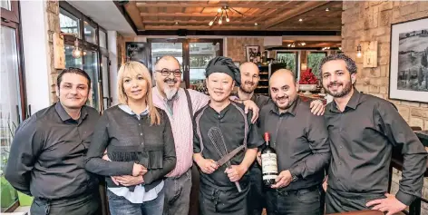  ?? RP-FOTO: HANS-JÜRGEN BAUER ?? Das Team der Enoteca Luca in Büderich: Alessandro, Ada und ihr Mann, der Gastronom Francesco Giunta mit ihrem Koch Kim sowie mit Alessio, Emanuel und Alfonso.