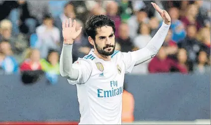  ?? FOTO: EFE ?? Isco pidiendo perdón tras abrir el marcador en La Rosaleda, la que fue su casa durante varias temporadas