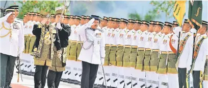  ?? — Gambar Bernama ?? PERIKSA BARISAN: Sultan Muhammad V berkenan memeriksa kawalan kehormatan pada Istiadat Menghadap dan Istiadat Pengurniaa­n Darjah-Darjah Kebesaran Persekutua­n di Istana Negara dekat Kuala Lumpur, semalam.