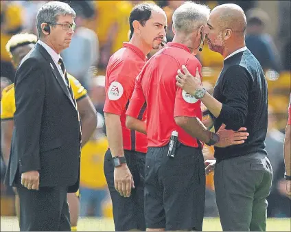  ?? FOTO: GYI ?? Pep Gurdiola protesta a Martin Atkinson El árbitro inglés concedió un claro gol con la mano que impidió al City ganar al Wolves (1-1)