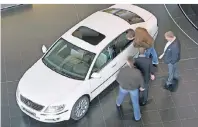  ?? FOTO: DPA ?? Einen 15 Jahre alten VW Phaeton findet man schon für einen geringen Preis.