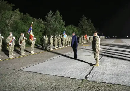  ?? FOTO: INQUAM Photos / Octav Ganea ?? Ministrul Apărării, Nicolae Ciucă, i-a întâmpinat pe aeroport pe ultimii militari români care s-au întors din Afganistan.