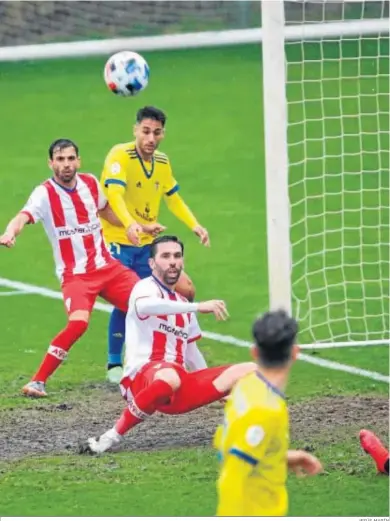  ?? JESÚS MARÍN ?? Jordi Figueras (agachado) saca un balón que entraba en su portería ante la mirada de Sergi (de espalda) y Chapela.