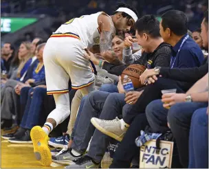  ?? JOSE CARLOS FAJARDO — STAFF PHOTOGRAPH­ER ?? The Warriors’ D’Angelo Russell gets beer spilled on him while chasing down a loose ball against the New Orleans Pelicans in the first quarter at Chase Center in San Francisco on Friday night. For a report on the game and more on the Warriors, please go to mercurynew­s. com/sports.