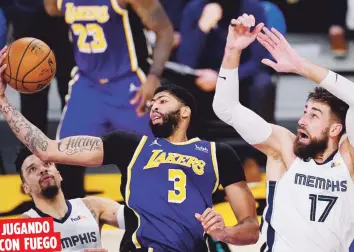  ?? AP ?? Anthony Davis salió a jugar el domingo pese a que está siendo tratado por tendinosis en el tendón de Aquiles. A mediados de juego tuvo que salir de acción.