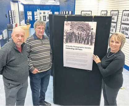  ?? Picture: Neil Henderson. ?? Kirkcaldy Photograph­ic Society members Ron Walker, Stewart Russell and Cathy Davis at the exhibition.