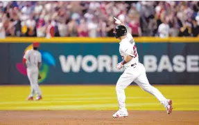  ?? ?? l Mike Trout recorre las bases tras batear un jonrón.