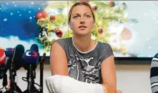  ??  ?? Tenistka Petra Kvitová s ošklivě pořezanou rukou krátce po útoku...