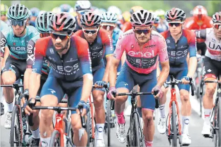  ?? EFE ?? Experienci­a. Richard Carapaz (maglia rosa) se siente con mayor seguridad en esa última semana del Giro, reconoce que está más convencido que en la carrera de 2019.