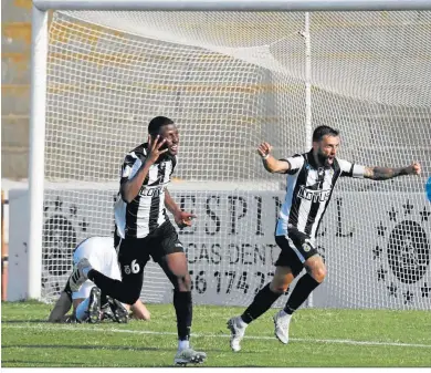  ??  ?? Coulibaly celebra, junto a Antoñito, el tanto del triunfo sobre el Castellón.