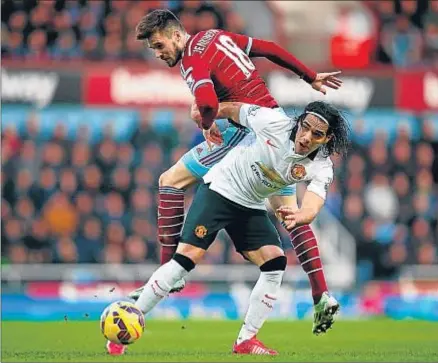  ?? CLIVE ROSE / GETTY IMAGES ?? Radamel Falcao trata de superar la oposición del jugador del West Ham Carl Jenkinson