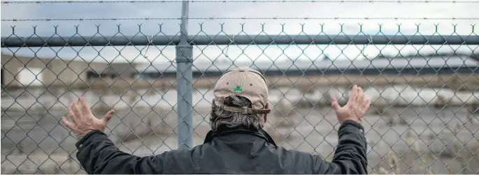  ?? TYLER ANDERSON / NATIONAL POST ?? Welland, Ont., resident Tom Napper looks at an abandoned John Deere factory he worked at for 32 years.