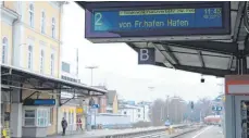  ?? FOTO: HELEN BELZ ?? Bis zum 25. März fahren keine Züge von Friedrichs­hafen nach Lindau, statt dessen ist ein Ersatzverk­ehr mit Bussen eingericht­et.