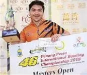  ??  ?? Tun Hakim Tun Hasnul Azam with the trophy and the mock cheque after finishing third at the Penang Pesta Internatio­nal Championsh­ips yesterday.