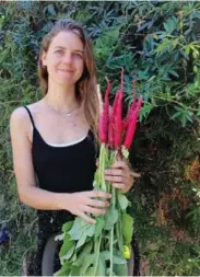  ??  ?? Maia Schmidt at her home garden in Pirque, Chile. Maia Schmidt en la huerta de su casa en Pirque, Chile.