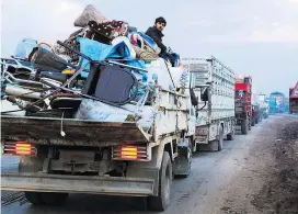  ??  ?? Zahlreiche Menschen fliehen aus der umkämpften Region Idlib. Syrien und Russland haben ihre Offensive zuletzt intensivie­rt.