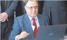  ?? FOTO: BARBARA SOHLER ?? Udo Vetter wählt sich am Laptop als Erster ins neue W- Lan in derFlüchtl­ingsunterk­unft in der Florianstr­aße ein.