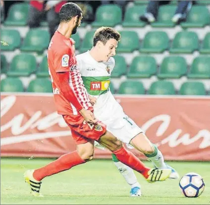  ?? FOTO: SONIA ARCOS ?? ¡Vaya palo! Guillermo no ha podido acabar peor la temporada en Elche con el descenso a Segunda B