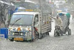  ?? PTI PHOTO ?? Vehicles wade through a waterlogge­d street in Kolkata on Sunday. Heavy rains were reported from Howrah, Hooghly, West and East Midnapur, and parts of Birbhum, Purulia, Bankura and Kolkata, officials said. West Bengal irrigation minister Rajib Banerjee...