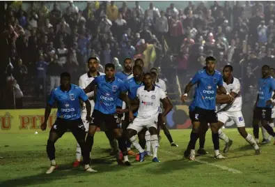  ?? Bruno Queiroz/EC Bahia ?? Após eliminar Botafogo-SP e Mirassol-SP na Copa do Brasil, Azuriz deu trabalho para o Bahia, mas foi desclassif­icado pelo atual líder da Série B na terceira fase, nos pênaltis, e deixou o torneio invicto