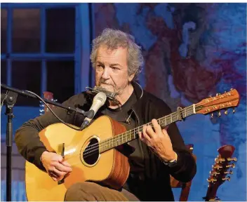  ?? FOTO: FRANK SCHWICHTEN­BERG ?? Auch der irische Folk-Sänger Andy Irvine wird im Herbst in der Breite 63 auftreten.