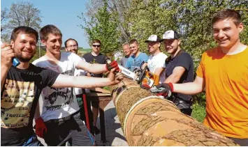  ??  ?? Gemeinsam im eingespiel­ten Team, haben die jungen Männer der Feuerwehr ihren Spaß bei der Arbeit am Maibaum.